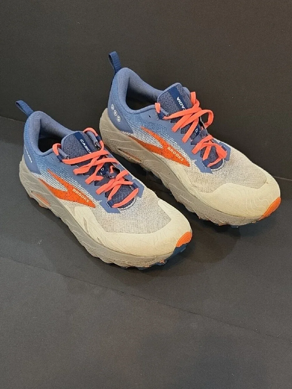 Brooks Cascadia 17 Men's Trail Sneakers in Blue, Orange & Cream Size 12